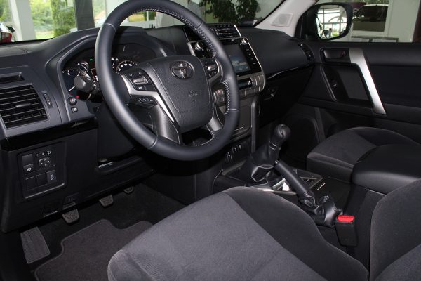 Toyota Hering Land Cruiser gyöngyfehér belső